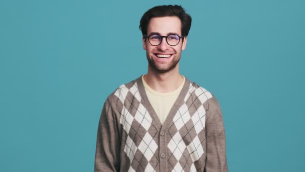 Hombre Feliz Con Gafas Saludando Cámara Mientras Está Pie Estudio — Vídeo de stock