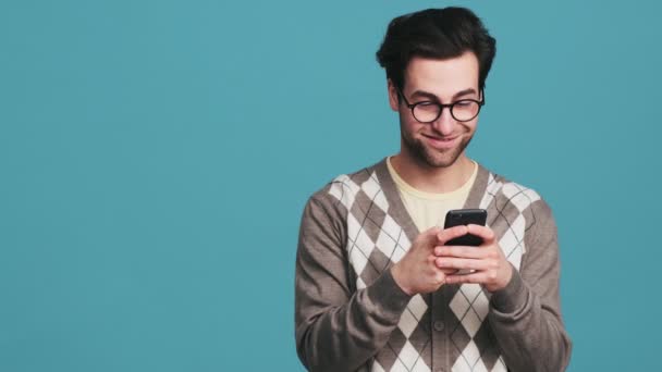 Homme Souriant Debout Droite Caméra Envoie Des Sms Tout Tenant — Video