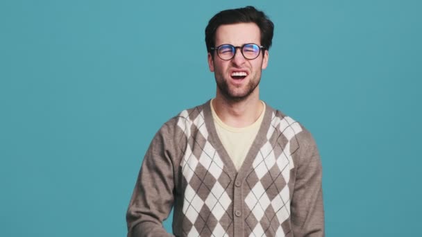 Hombre Descontento Con Gafas Bostezando Mientras Cubría Boca Con Mano — Vídeos de Stock