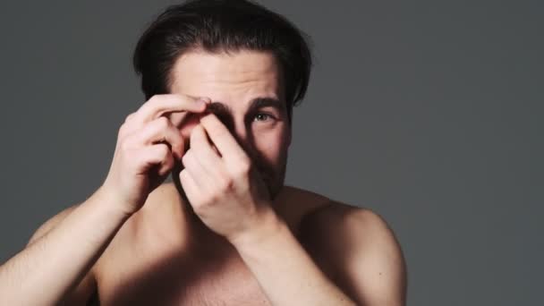 Hoşnutsuz Bir Adam Kafasında Gri Bir Saç Teli Buluyor Stüdyonun — Stok video