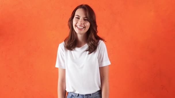 Smějící Žena Stojící Oranžovém Studiu — Stock video