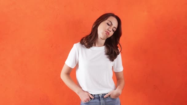 Mujer Cansada Mirando Reloj Invisible Mano Mientras Está Pie Estudio — Vídeos de Stock