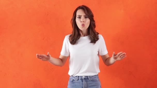 Zlobivá Žena Říká Zkříženýma Rukama Zakrývá Uši Rukama Oranžovém Studiu — Stock video