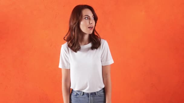 Una Mujer Sonriente Mirando Alrededor Mostrando Gesto Silencio Mientras Está — Vídeos de Stock