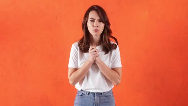 Bir Kadın Heyecanla Bir Şey Izliyor Portakal Rengi Bir Stüdyoda — Stok video