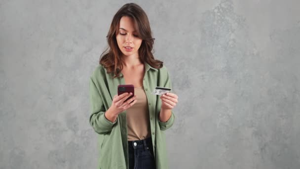 Una Mujer Sonriente Que Entra Número Tarjeta Bancaria Regocija Estudio — Vídeos de Stock