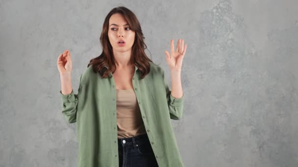 Yorgun Bir Kadın Dinlemiyor Elleriyle Kulaklarını Kapatıyor Gri Stüdyoda Elleriyle — Stok video