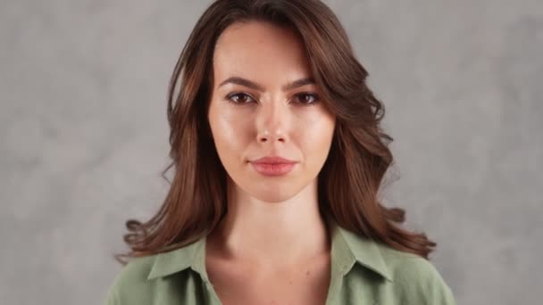 Retrato Una Mujer Sonriente Pie Estudio Gris — Vídeos de Stock