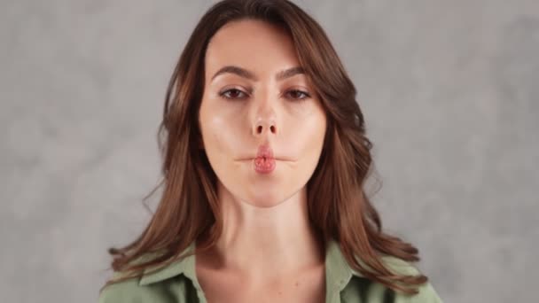 Primer Plano Una Mujer Sonriente Mostrando Mueca Estudio Gris — Vídeos de Stock