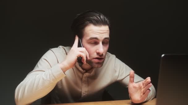 Hombre Disgustado Está Hablando Gritando Teléfono Inteligente Que Trabaja Computadora — Vídeo de stock