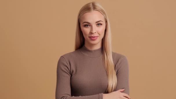 Friendly Young Blond Woman Doing Hello Gesture Standing Isolated Beige — Stock Video