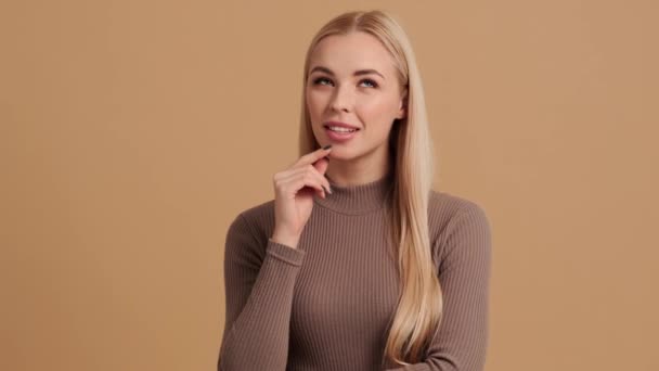 Een Droom Jonge Blonde Vrouw Staat Geïsoleerd Een Beige Achtergrond — Stockvideo