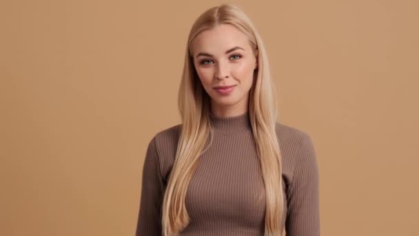 Positiv Ung Blond Kvinna Visar Tummen Upp Till Kameran Stående — Stockvideo