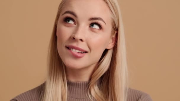 Närbild Drömmande Ung Blond Kvinna Står Isolerad Över Beige Bakgrund — Stockvideo