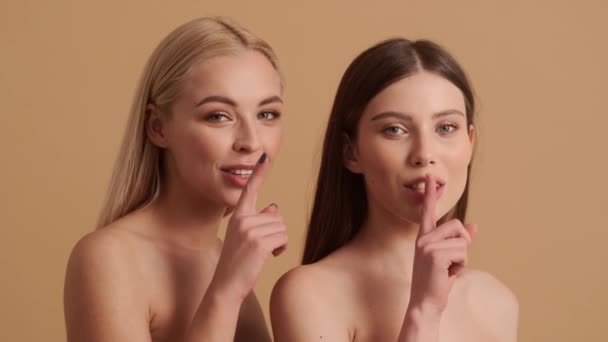 Feliz Joven Semidesnuda Mujeres Están Haciendo Gesto Silencio Pie Aislado — Vídeos de Stock