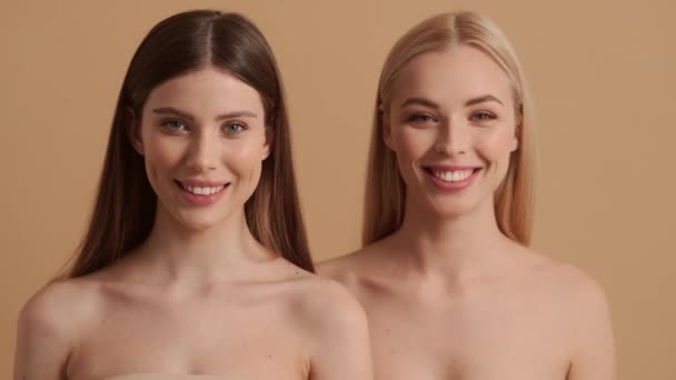 Güzel Genç Yarı Çıplak Kadınlar Stüdyodaki Bej Bir Arka Planda — Stok video