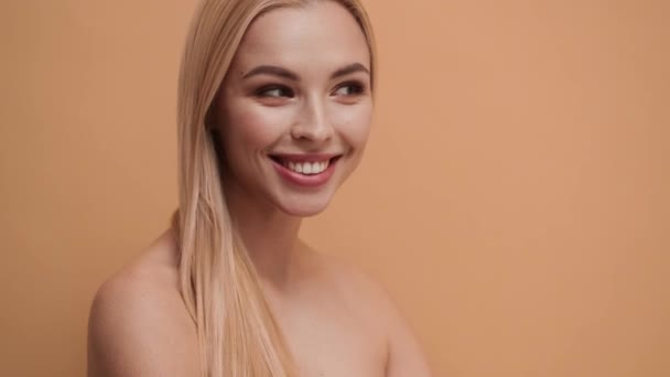 Una Joven Rubia Semidesnuda Sonriente Está Haciendo Gesto Silencio Pie — Vídeos de Stock