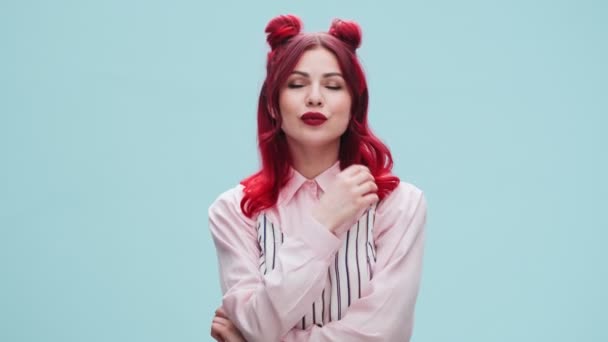 Una Mujer Encantadora Con Labios Rojos Está Enviando Beso Aire — Vídeo de stock
