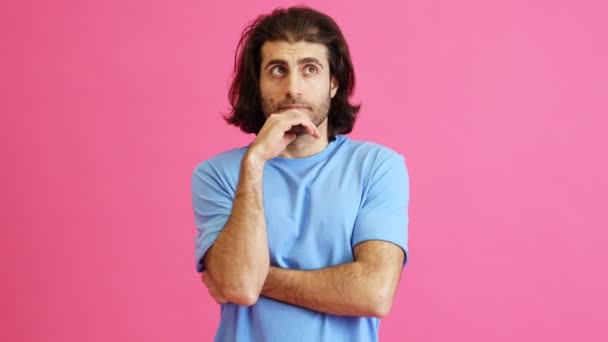 Der Nachdenkliche Mann Mit Den Langen Haaren Denkt Über Etwas — Stockvideo