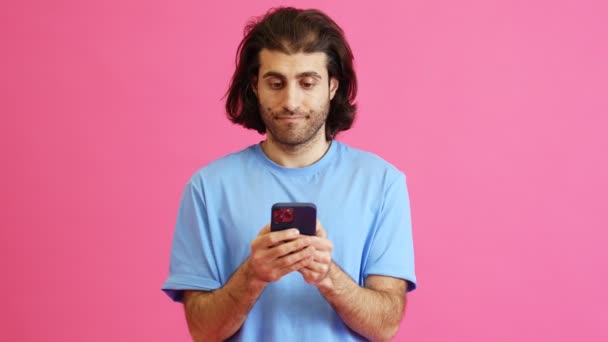 Een Man Met Lang Haar Die Enthousiast Sms Aan Telefoon — Stockvideo