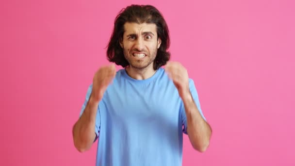 Ένας Έκπληκτος Άντρας Μακριά Μαλλιά Λέει Και Κρατάει Κεφάλι Του — Αρχείο Βίντεο