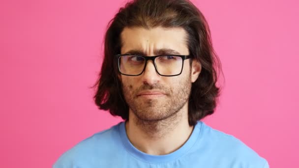 Vista Cerca Hombre Con Gafas Moviendo Cabeza Negativamente Diciendo Estudio — Vídeos de Stock