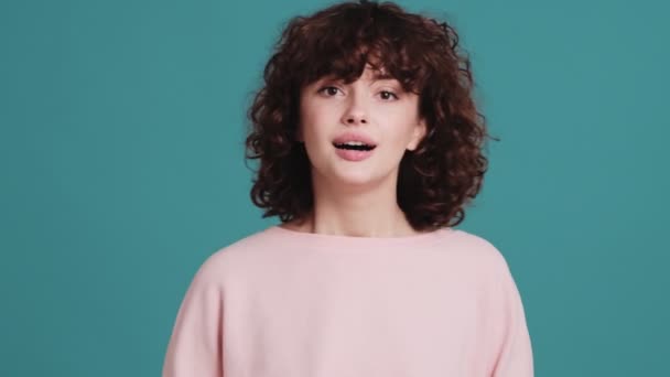Femme Aux Cheveux Bouclés Secoue Tête Côté Autre Puis Applaudit — Video