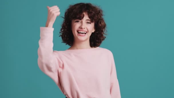 Uśmiechnięta Kręcone Włosy Kobieta Wykazująca Dwa Kciuki Górę Gest Stojąc — Wideo stockowe