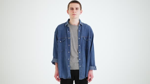 Uomo Camicia Jeans Non Capisce Stende Mani Uno Studio Grigio — Video Stock