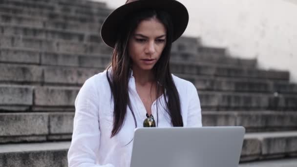 Una Giovane Donna Concentrata Che Indossa Cappello Sta Usando Suo — Video Stock