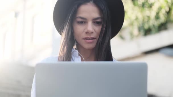 Une Vue Rapprochée Une Belle Jeune Femme Portant Chapeau Utilise — Video