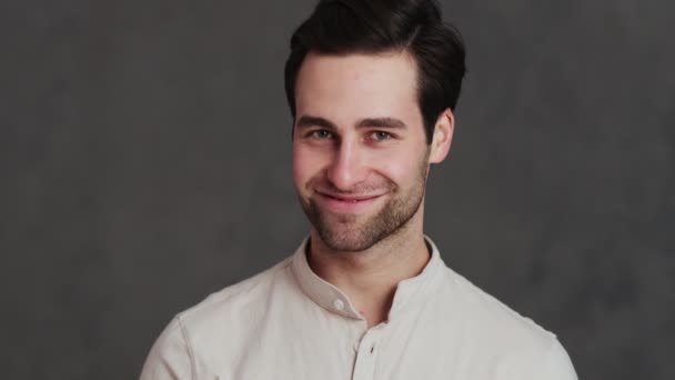 Portrét Usměvavého Muže Luskajícího Prstem Ukazujícího Ukazováčkem Kameru Studiu — Stock video