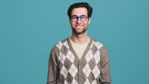 Hombre Sonriente Con Gafas Moviendo Cabeza Positivamente Mientras Muestra Gesto — Vídeos de Stock