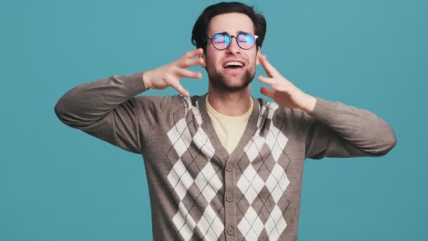 Hombre Sonriente Con Gafas Bailando Junto Las Palabras Una Canción — Vídeos de Stock