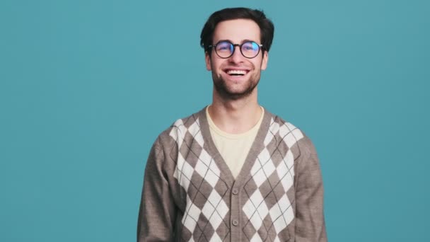 Mavi Bir Stüdyoda Göğsünde Bardak Tokuşturan Gülümseyen Adam — Stok video