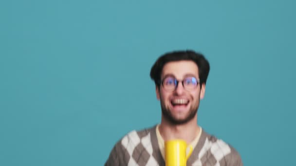 Счастливый Человек Очках Сидящий Стоящий Стопкой Книг Чашкой Синей Студии — стоковое видео