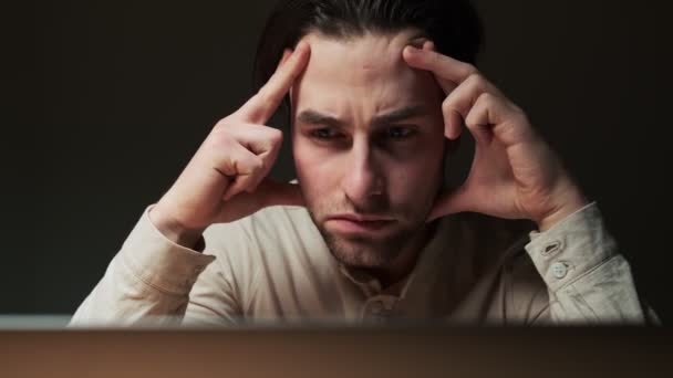 Hombre Cansado Está Mirando Computadora Portátil Mientras Está Sentado Mesa — Vídeo de stock