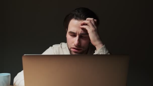 Hombre Cansado Disgustado Está Trabajando Computadora Portátil Mientras Está Sentado — Vídeos de Stock