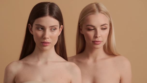 Ruhige Junge Halbnackte Frauen Blicken Isoliert Vor Beigem Hintergrund Studio — Stockvideo