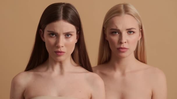 Memnun Olmayan Genç Yarı Çıplak Kadınlar Kameraya Bakıp Başlarını Sallıyorlar — Stok video