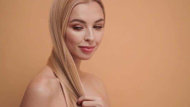 Une Jolie Jeune Femme Blonde Moitié Nue Regarde Caméra Debout — Video