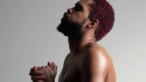 Une Vue Latérale Homme Afro Américain Barbu Moitié Regarde Sur — Video