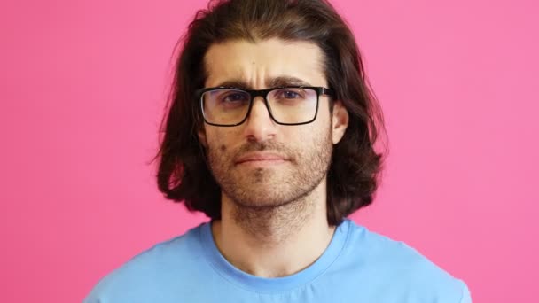 Nahaufnahme Eines Abweichenden Mannes Mit Brille Der Einem Rosa Studio — Stockvideo