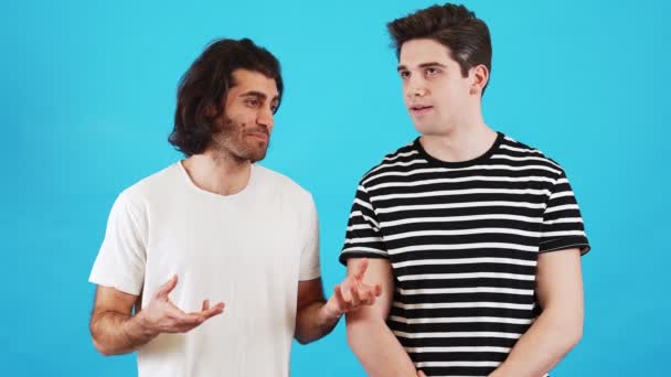 Man Long Hair Saying Something His Friend Tired Talking While — Stockvideo