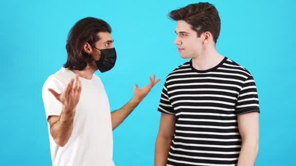 Man Long Hair Black Disposable Protective Mask Surprise Asking Another — Vídeo de Stock