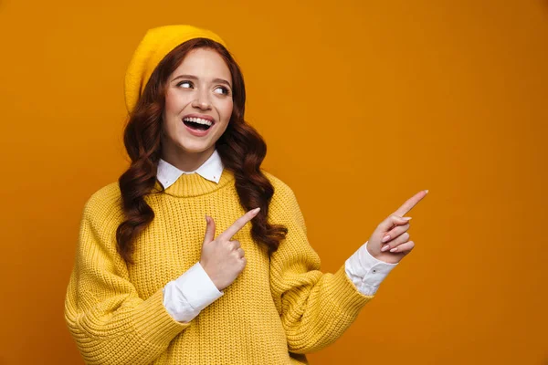 Jovem Feliz Com Longos Cabelos Vermelhos Suéter Boina Sobre Fundo — Fotografia de Stock