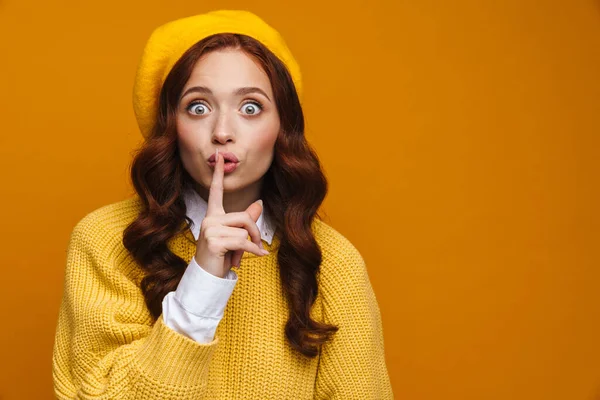 Mujer Joven Feliz Con Pelo Rojo Largo Suéter Boina Pie — Foto de Stock