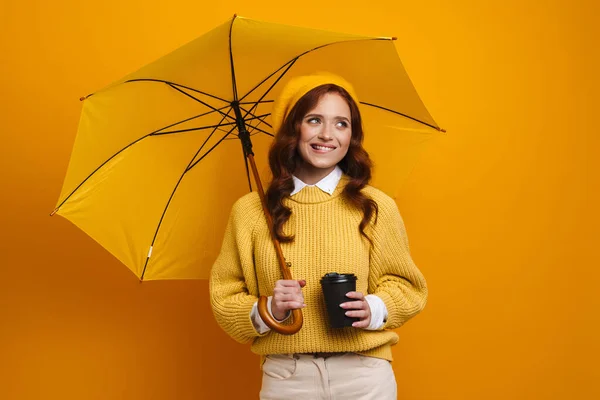 Mujer Joven Feliz Con Pelo Largo Rojo Con Boina Suéter — Foto de Stock