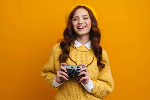 Joyeux Jeune Femme Avec Longs Cheveux Rouges Pull Béret Debout — Photo