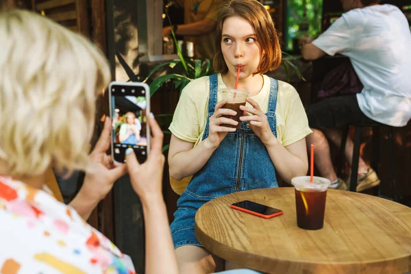 Зображення Молодих Двох Жінок Які Ють Соду Фотографують Мобільному Телефоні — стокове фото